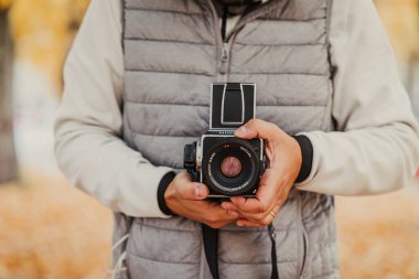 Hasselblad marka güzel bir kamerayla fotoğraf çekiyordum.