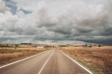 İtalya 'nın Puglia bölgesinde Murgia adı verilen güzel manzaralı bir yer.