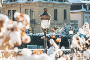 Lüksemburg 'da kış mevsiminde şehir lambasının ayrıntıları