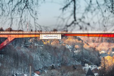 LUXEMBOURG-JANUARY 2021: Şehirdeki kırmızı köprü