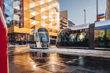 LUXEMBOURG-JANUARY 2021: Şehir merkezindeki yeni modern tramvay