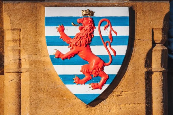 Luxemburger Traditionelles Schild Mit Rotem Löwen Und Blauen Streifen — Stockfoto