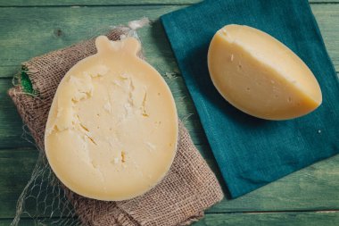 Lezzetli Caciocavallo, Puglia bölgesinden geleneksel lezzetli bir peynir.