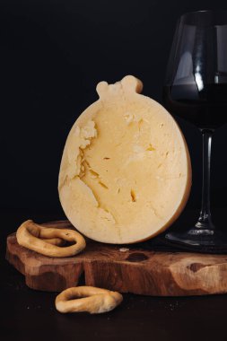 Lezzetli Caciocavallo, Puglia bölgesinden geleneksel lezzetli bir peynir.