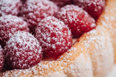 Lezzetli Fransız Charlotte pastası ahududu ve Savoiardi bisküvisi