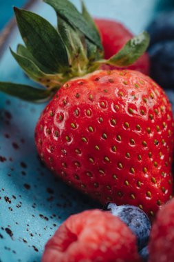 Kahvaltıda taze çiğ çileğin güzel makrosu.