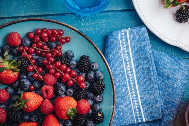 Sağlıklı kahvaltı çiğ taze meyve karışımı yiyor.