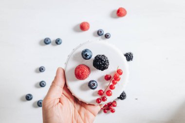 Sağlıklı kahvaltı taze çiğ meyve karışımı yiyor.