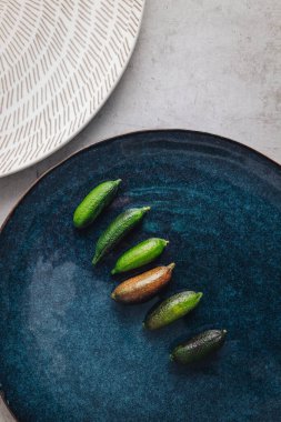 Bir avuç taze taze parmak limonlu meyve.