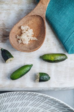 Bir avuç taze taze parmak limonlu meyve.