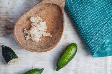 Bir avuç taze taze parmak limonlu meyve.