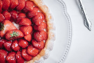 Çilekli taze Charlotte keki ve Savoiardi bisküvisi.