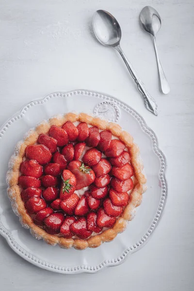 Köstlicher Frischer Charlotte Kuchen Mit Erdbeeren Und Savoiardi Keksen — Stockfoto