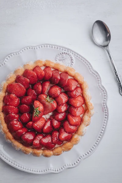 Köstlicher Frischer Charlotte Kuchen Mit Erdbeeren Und Savoiardi Keksen — Stockfoto