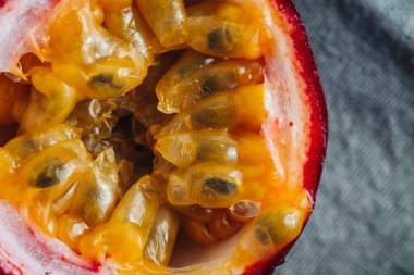 Taze ve sulu çiğ tutku meyvesi.