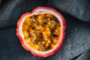 Taze ve sulu çiğ tutku meyvesi.