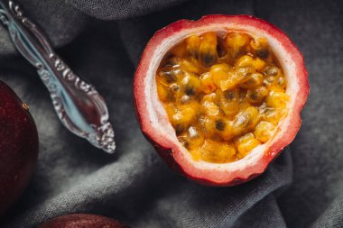 Taze ve sulu çiğ tutku meyvesi.