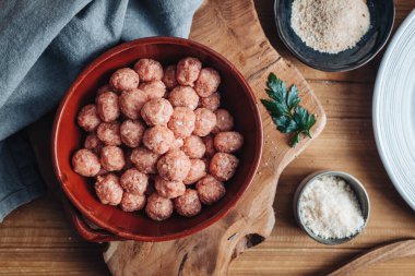Çiğ ev yapımı İtalyan geleneksel köftesi. Parmesanlı ve ekmekli.