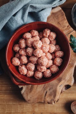 Çiğ ev yapımı İtalyan geleneksel köftesi. Parmesanlı ve ekmekli.