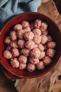 Çiğ ev yapımı İtalyan geleneksel köftesi. Parmesanlı ve ekmekli.