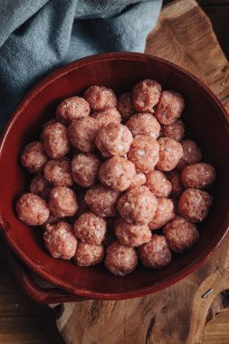 Çiğ ev yapımı İtalyan geleneksel köftesi. Parmesanlı ve ekmekli.