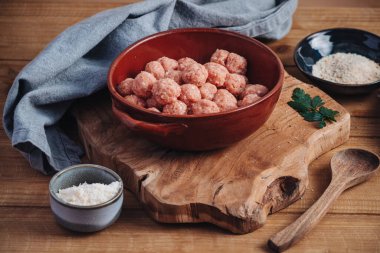 Çiğ ev yapımı İtalyan geleneksel köftesi. Parmesanlı ve ekmekli.