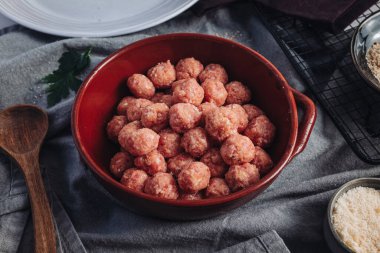 Çiğ ev yapımı İtalyan geleneksel köftesi. Parmesanlı ve ekmekli.