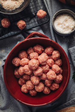 Çiğ ev yapımı İtalyan geleneksel köftesi. Parmesanlı ve ekmekli.