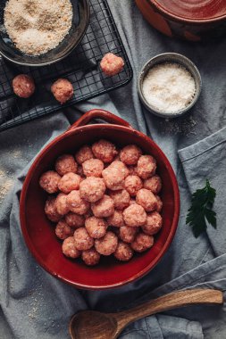 Çiğ ev yapımı İtalyan geleneksel köftesi. Parmesanlı ve ekmekli.