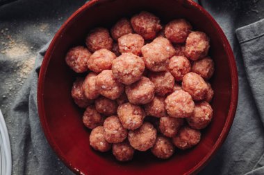 Çiğ ev yapımı İtalyan geleneksel köftesi. Parmesanlı ve ekmekli.