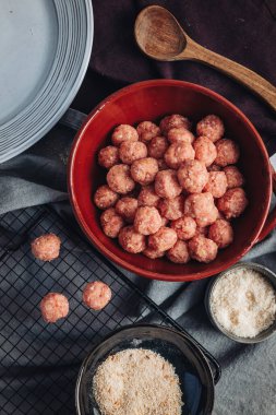 Çiğ ev yapımı İtalyan geleneksel köftesi. Parmesanlı ve ekmekli.