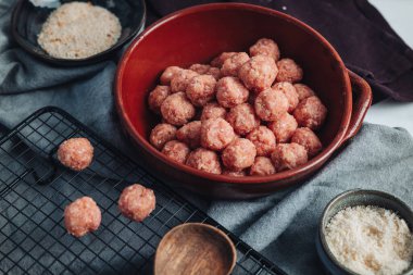 Çiğ ev yapımı İtalyan geleneksel köftesi. Parmesanlı ve ekmekli.