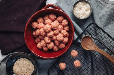 Çiğ ev yapımı İtalyan geleneksel köftesi. Parmesanlı ve ekmekli.