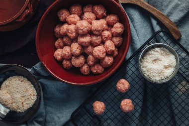 Çiğ ev yapımı İtalyan geleneksel köftesi. Parmesanlı ve ekmekli.