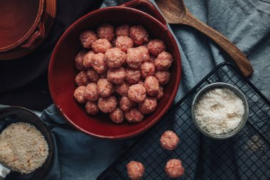 Çiğ ev yapımı İtalyan geleneksel köftesi. Parmesanlı ve ekmekli.