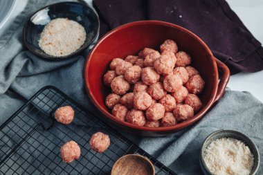 Çiğ ev yapımı İtalyan geleneksel köftesi. Parmesanlı ve ekmekli.