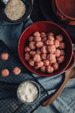 Çiğ ev yapımı İtalyan geleneksel köftesi. Parmesanlı ve ekmekli.