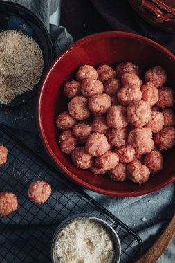 Çiğ ev yapımı İtalyan geleneksel köftesi. Parmesanlı ve ekmekli.