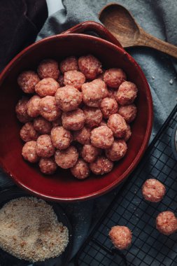 Çiğ ev yapımı İtalyan geleneksel köftesi. Parmesanlı ve ekmekli.