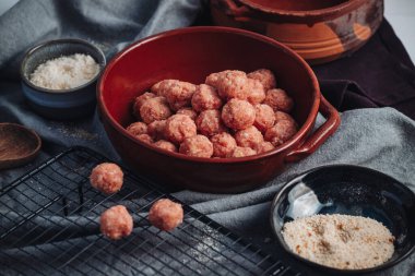 Çiğ ev yapımı İtalyan geleneksel köftesi. Parmesanlı ve ekmekli.