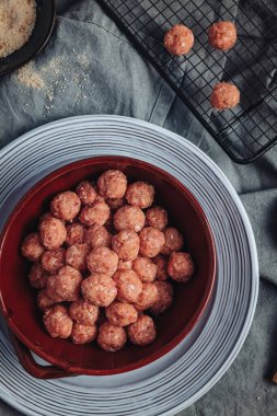 Çiğ ev yapımı İtalyan geleneksel köftesi. Parmesanlı ve ekmekli.