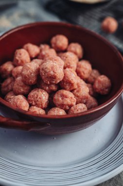 Çiğ ev yapımı İtalyan geleneksel köftesi. Parmesanlı ve ekmekli.