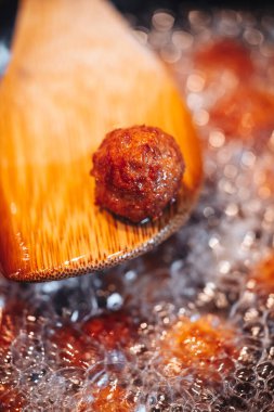 Kızarmış ev, geleneksel İtalyan köftesi, parmesan ve ekmek.