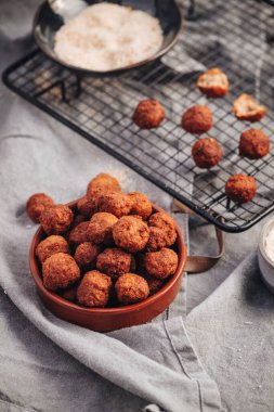 Kızarmış ev, geleneksel İtalyan köftesi, parmesan ve ekmek.
