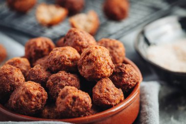 Kızarmış ev, geleneksel İtalyan köftesi, parmesan ve ekmek.