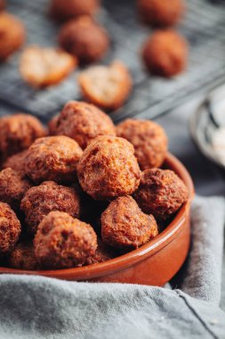 Kızarmış ev, geleneksel İtalyan köftesi, parmesan ve ekmek.
