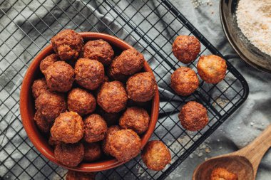 Kızarmış ev, geleneksel İtalyan köftesi, parmesan ve ekmek.