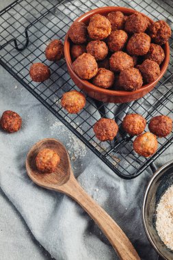 Kızarmış ev, geleneksel İtalyan köftesi, parmesan ve ekmek.