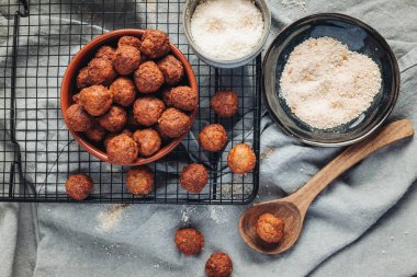 Kızarmış ev, geleneksel İtalyan köftesi, parmesan ve ekmek.