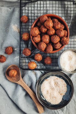 Kızarmış ev, geleneksel İtalyan köftesi, parmesan ve ekmek.